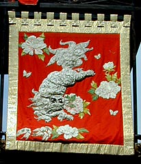 西馬場神車緋羅紗地に唐獅子に牡丹の金銀刺繍